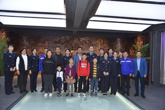 市交警支隊開展交通安全公益行活動68