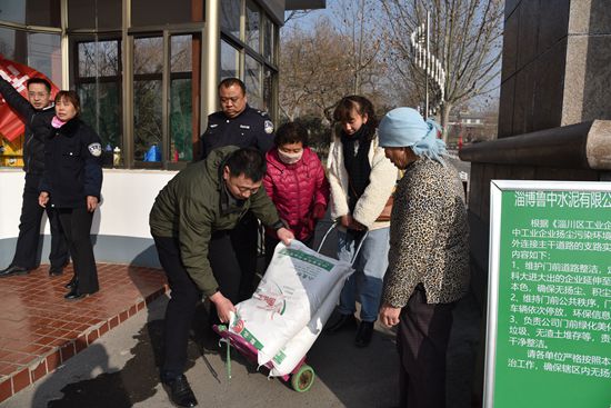 心系鄉(xiāng)親 情暖萬(wàn)家 ——重山集團(tuán)開展南韓村70歲老人節(jié)日慰問活動(dòng)73