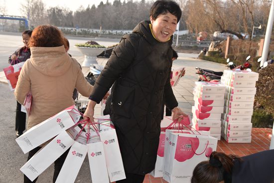 重山集團(tuán)2020致良知在路上--重山集團(tuán)為南韓村星級(jí)文明戶發(fā)放獎(jiǎng)品（一）48