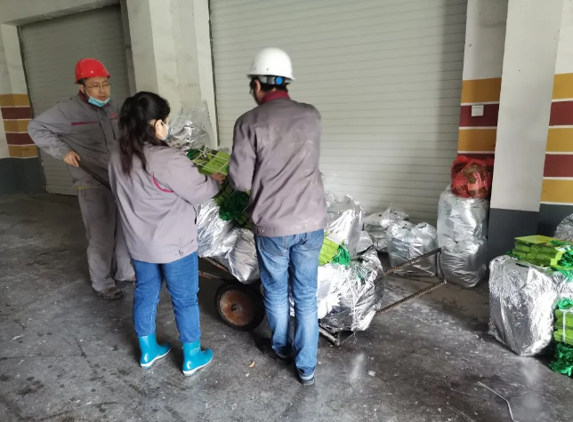 集團工會發(fā)放夏季降溫茶48