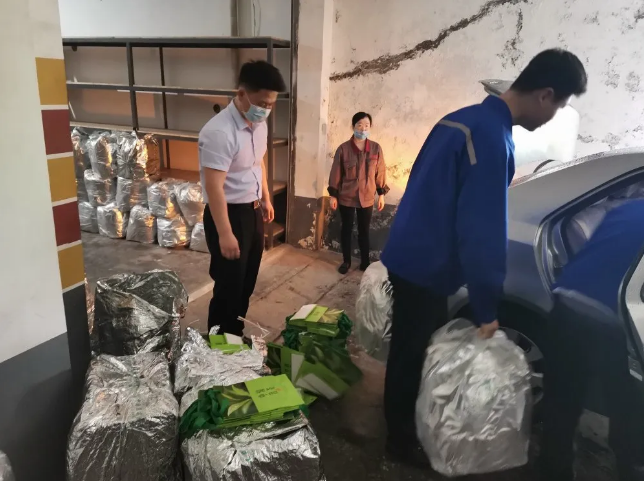 集團工會發(fā)放夏季降溫茶48