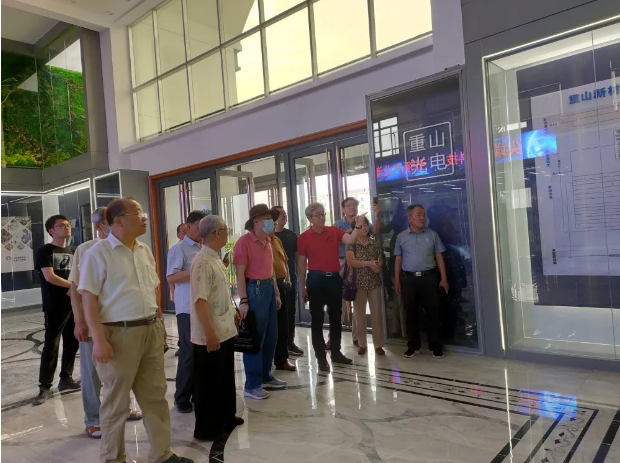 淄川區(qū)部分文化界人士到重山集團參觀調(diào)研40