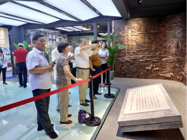 淄川區(qū)部分文化界人士到重山集團參觀調(diào)研40