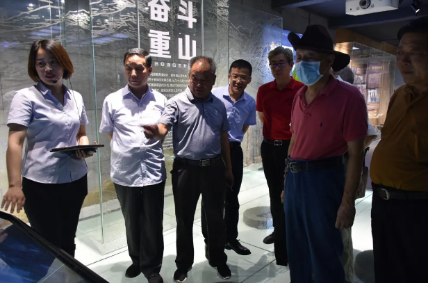 淄川區(qū)部分文化界人士到重山集團參觀調(diào)研40