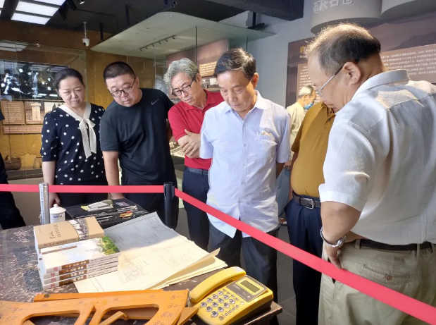 淄川區(qū)部分文化界人士到重山集團參觀調(diào)研40