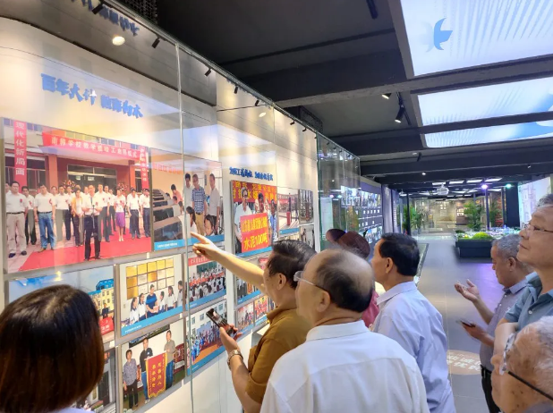 淄川區(qū)部分文化界人士到重山集團參觀調(diào)研40