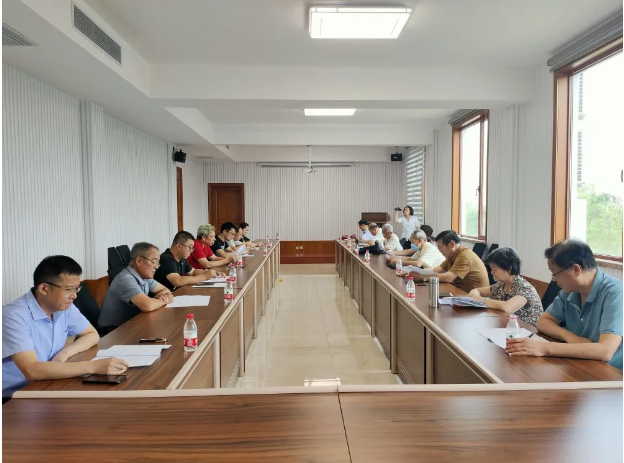 淄川區(qū)部分文化界人士到重山集團參觀調(diào)研40