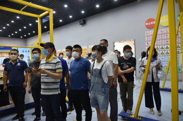 羅村鎮(zhèn)“智慧安監(jiān)系統(tǒng)”推進(jìn)會(huì)在集團(tuán)召開34