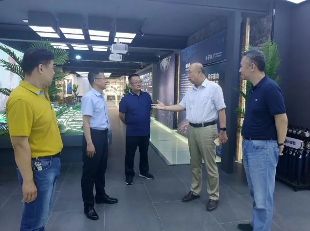 山東省水泥質(zhì)量監(jiān)督檢驗(yàn)站站長李峰到集團(tuán)調(diào)研97