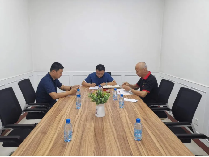 集團(tuán)機(jī)關(guān)黨支部召開(kāi)支委會(huì)56