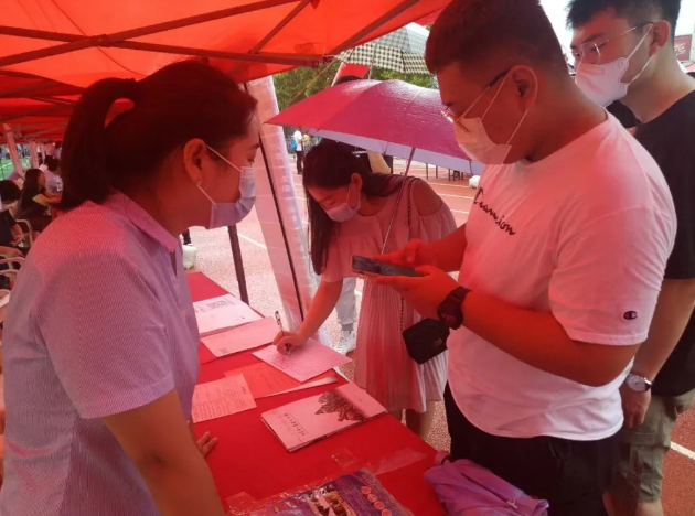 集團(tuán)組織參加淄川區(qū)夏季人才招聘會75