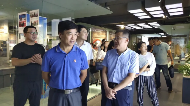 區(qū)委編辦黨支部到集團(tuán)開展主題黨日活動(dòng)56