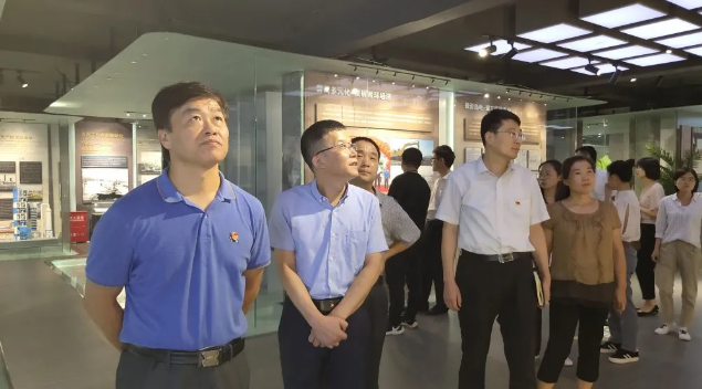 區(qū)委編辦黨支部到集團(tuán)開展主題黨日活動(dòng)56