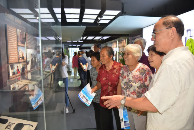 進(jìn)重山 看巨變 贏未來(lái)14