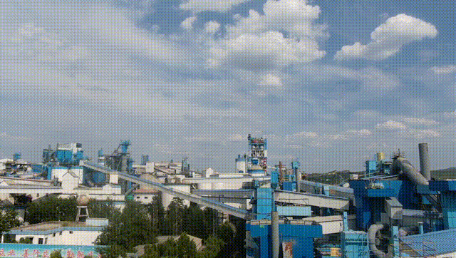 重山影像｜藍天白云下的綠色重山