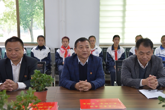 重山集團(tuán)參加羅村中心?！皭?ài)心助學(xué)”資助金發(fā)放儀式25