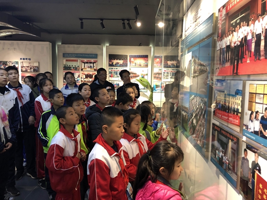 重山集團(tuán)參加羅村中心校“愛(ài)心助學(xué)”資助金發(fā)放儀式25