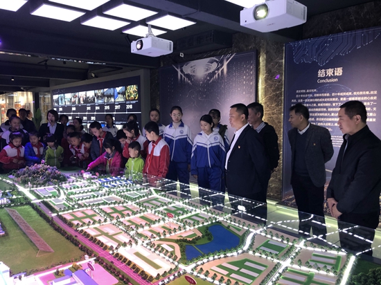 重山集團(tuán)參加羅村中心?！皭?ài)心助學(xué)”資助金發(fā)放儀式25